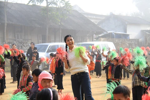 Hoa hậu Ngọc Hân cùng múa tập thể với các em học sinh trường tiểu học Lao Xả Phình giờ ra chơi. Ảnh: Trường Phong