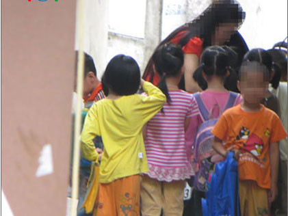 Các bé được đưa sang ngõ bên cạnh một trường mầm non ở Hà Nội để luyện chữ và học trước chương trình lớp 1