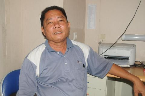 Đội trưởng đội phục vụ tàu HQ-571 chia sẻ với phóng viên Tiền Phong. Ảnh: Tuấn Nguyễn