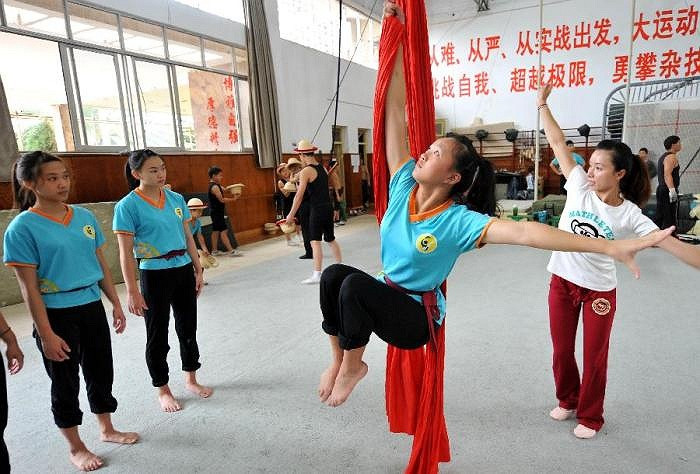 Được biết, màn nhào lộn là một trong những màn nguy hiểm nhất đối với các diễn viên xiếc nhí này