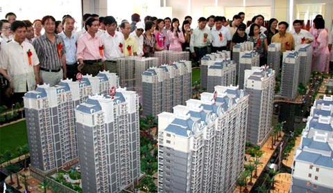 Người dân, nhà đầu tư có tiền vẫn đổ xô nhòm ngó đất đai, chung cư. Ảnh: tapchidiaoc. Người dân, nhà đầu tư có tiền vẫn đổ xô nhòm ngó đất đai, chung cư. Ảnh: tapchidiaoc