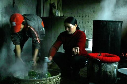 Vớt bánh ra cũng cần có kinh nghiệm, nếu không bánh sẽ không ngon.