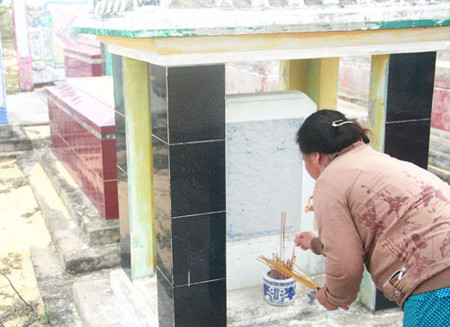 Chuyện người phụ nữ chôn nhầm chồng trong bão Chanchu ảnh 1