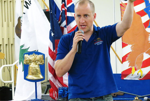 Đầu buổi học, các em được nghe thầy giáo giảng về lịch sử nước Mỹ qua từng giai đoạn, rồi đặt câu hỏi cho mỗi nhóm. 