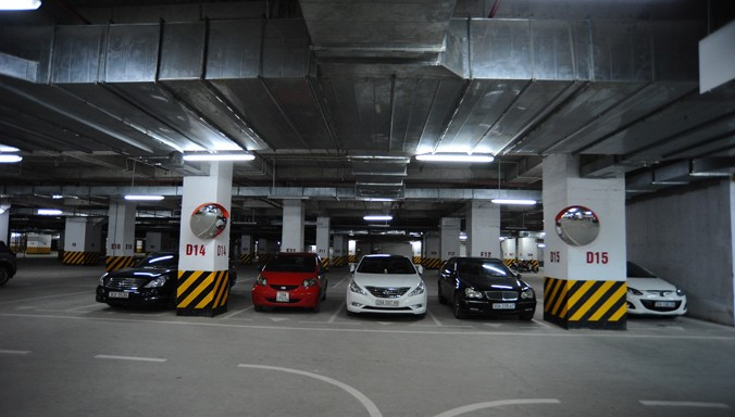 Luật Nhà ở mới quy định, chủ đầu tư dự án đầu tư xây dựng nhà ở có trách nhiệm công khai các chi phí đầu tư xây dựng chỗ để xe ô tô.