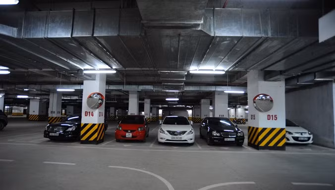 Luật Nhà ở mới quy định, chủ đầu tư dự án đầu tư xây dựng nhà ở có trách nhiệm công khai các chi phí đầu tư xây dựng chỗ để xe ô tô. Luật Nhà ở mới quy định, chủ đầu tư dự án đầu tư xây dựng nhà ở có trách nhiệm công khai các chi phí đầu tư xây dựng chỗ để xe ô tô.