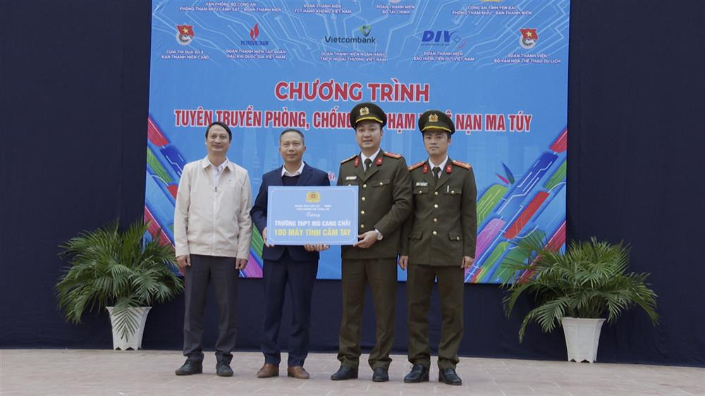 Đoàn tình nguyện trao các suất quà cho đại diện nhà trường THPT Mù Cang Chải.