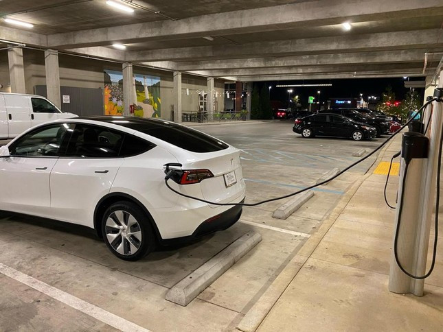 Luật Nhà ở mới quy định khu vực sạc điện cho xe động cơ điện được bố trí theo quy chuẩn, tiêu chuẩn xây dựng.