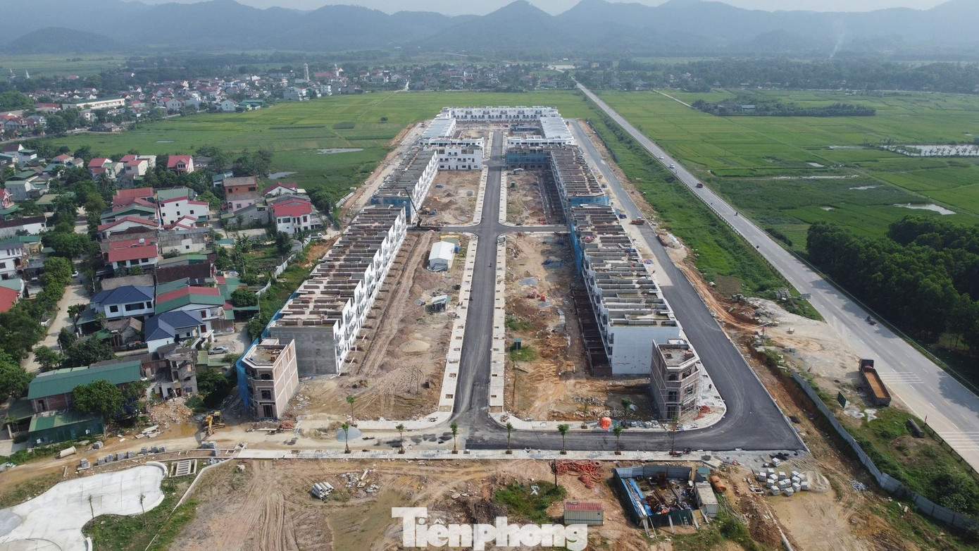 Dù chưa được giao đất, cho thuê đất theo quy định, nhưng dự án Khu dân cư đô thị Bắc Phố Châu 1 (huyện Hương Sơn) vẫn rầm rộ thi công.