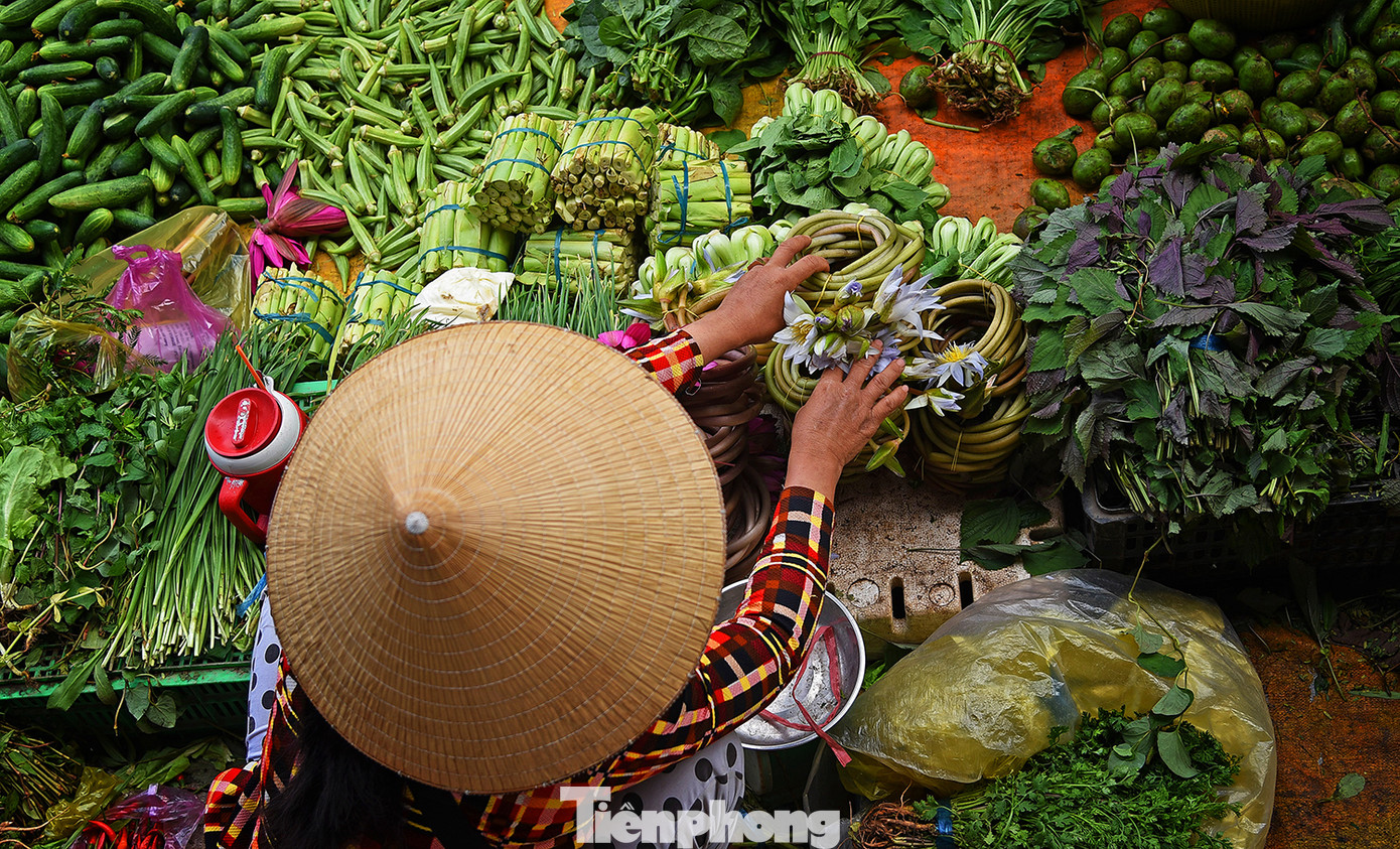 Chợ "chồm hổm" mang tính chất gần gũi, gia đình và tự phát. Vì thế mà có những ngày, những mặt hàng ở chợ rất đơn giản, có thể là vài bó rau, ít cọng hành hay những rổ cá, tép vừa mới bắt lên.