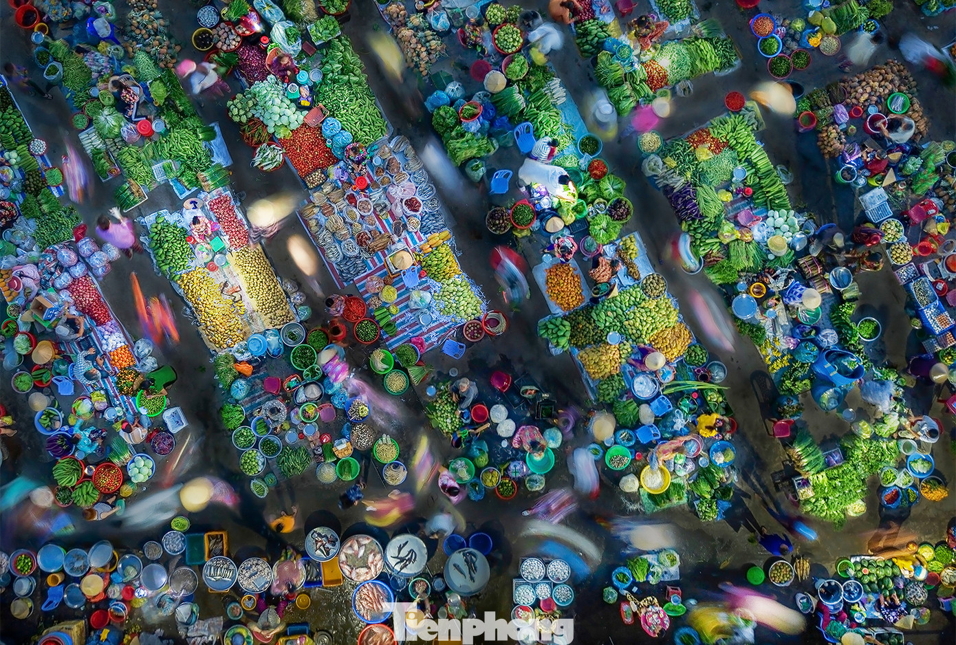 Trời càng sáng, khu chợ càng thêm rộn rã, náo nhiệt.