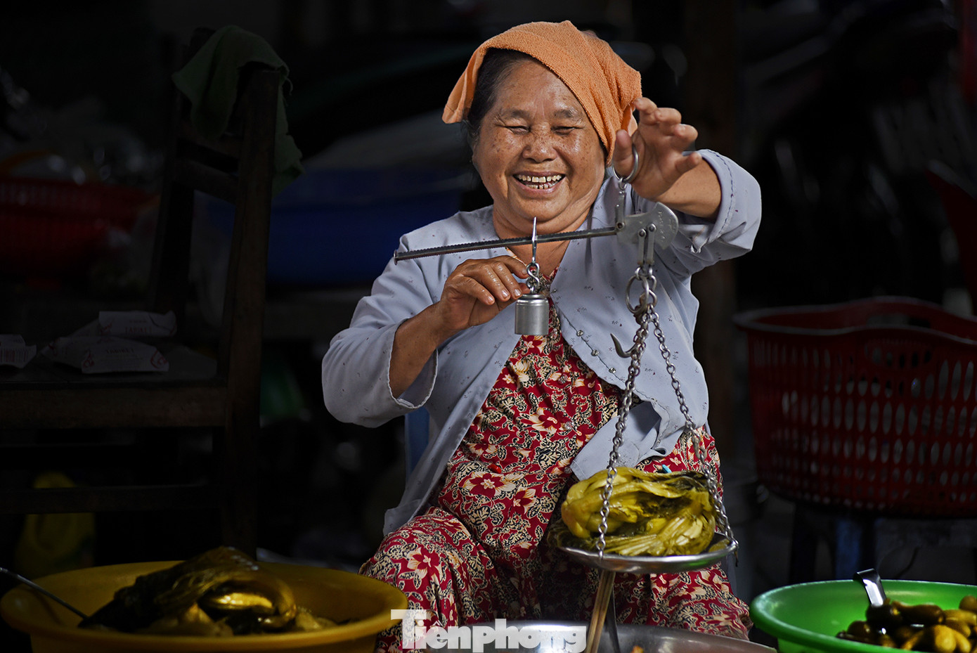 Tiểu thương buôn bán ở chợ là người dân địa phương hoặc sinh sống lân cận, họ đem bán những mặt hàng nông sản, tôm cá do mình trồng, đánh bắt được.