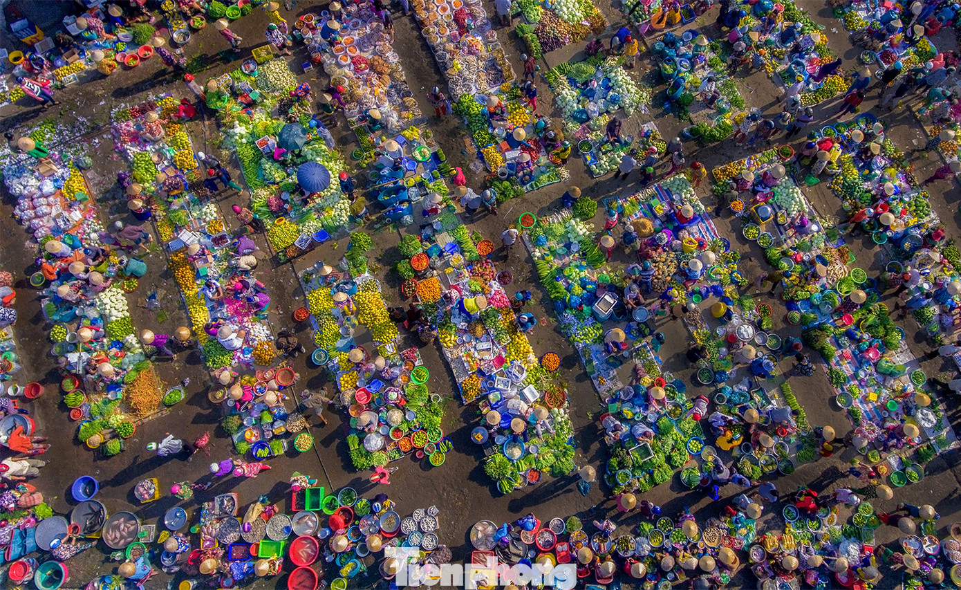 Chợ "chồm hổm" như một bức tranh đầy sắc màu.