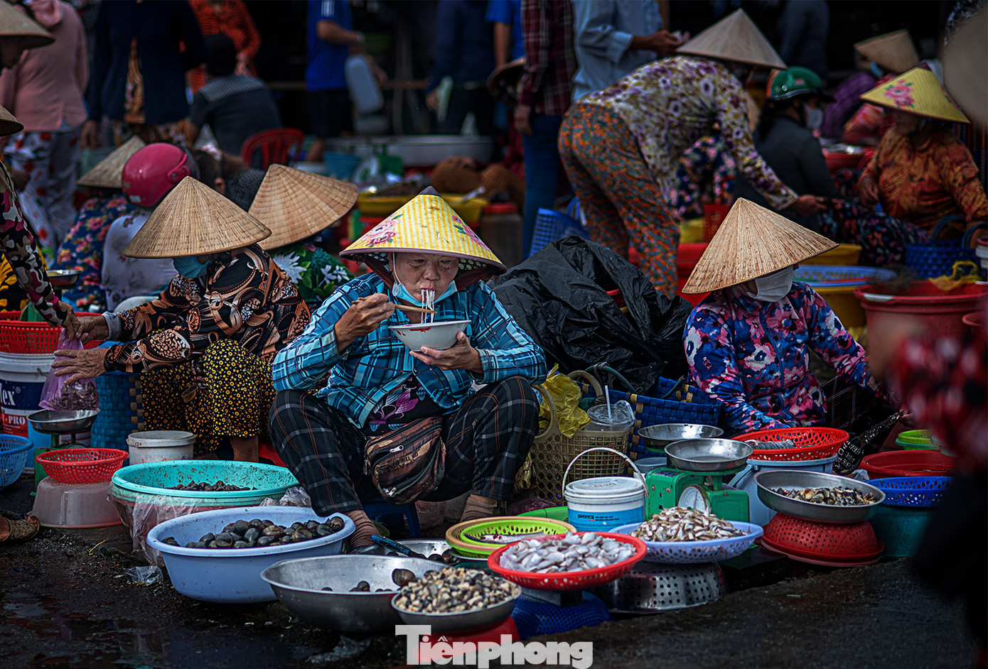 Chợ họp từ đêm đến 10h sáng.