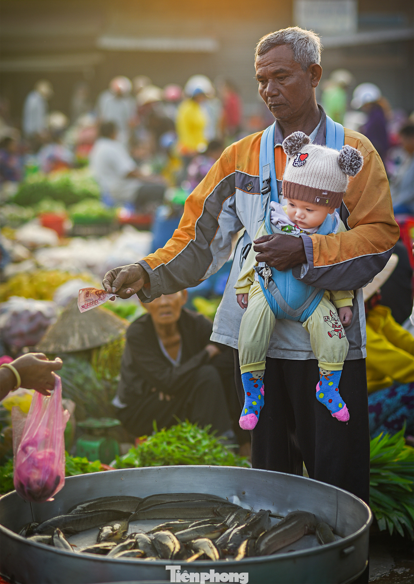 Chợ chỉ bán đến 10h sáng mỗi ngày nhưng nét độc đáo, cái đẹp dân dã, chân phương của chợ đọng lại một cảm xúc thân thương, gần gũi cho những ai tới đây.