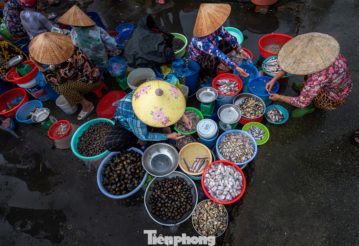 Chợ có mặt từ hơn 10 năm về trước, gần chân cầu Cái Nhúc cạnh chợ Vị Thanh. Chợ rộng khoảng 700 mét vuông. Mỗi tiểu thương trong chợ sẽ bày biện rau củ quả trong khoảng hai đến bốn mét vuông. Gọi là chợ "chồm hổm" vì mọi người bày bán ngay trên nền chợ, không có sạp.