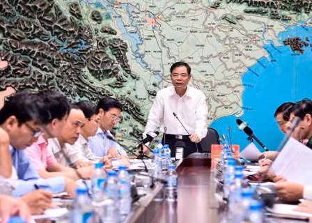 Còn 40 tàu, hơn 300 ngư dân trong vùng nguy hiểm của bão ảnh 1