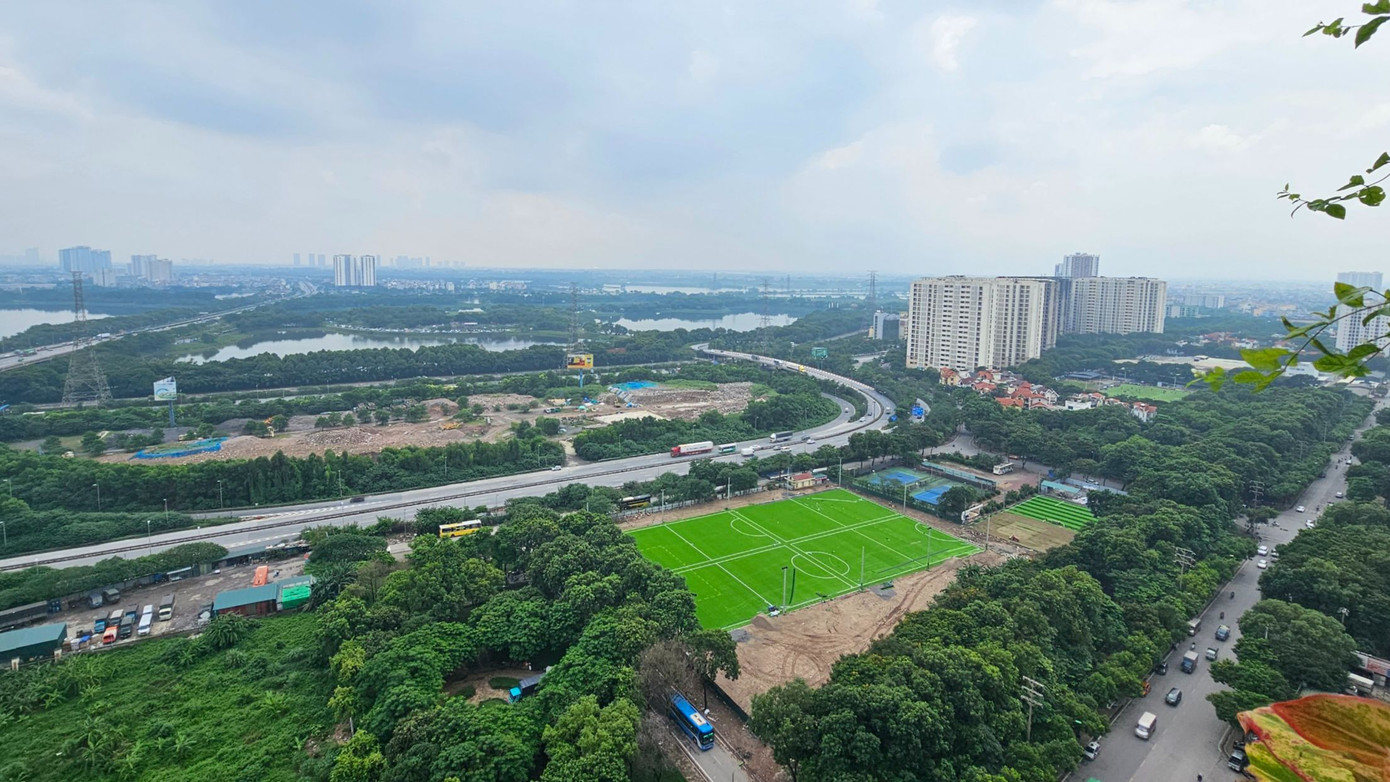 Việc các sân bóng, trường bắn cung ngang nhiên "mọc" trên các ô đất quy hoạch trường học tại KĐT mới Pháp Vân - Tứ Hiệp, hoạt động công khai, thu cả chục triệu đồng mỗi ngày đang gây bức xúc cho người dân nơi đây. "Khi về ở thì tôi được biết đây là đất để xây trường học cho các cháu, phục vụ người dân KĐT mới Pháp Vân - Tứ Hiệp, giờ trường học thiếu, tôi phải đưa con đi học xa vài km. Không hiểu sao những ô đất quy hoạch trường học lại biến thành sân bóng, khu bắn cung trong khi dự án không triển khai, gây lãng phí đất đai. Số tiền cả trăm triệu hàng tháng thu được từ việc kinh doanh sân bóng, khu bắn cung vào túi ai, có đóng góp cho ngân sách nhà nước hay không?. Chính quyền địa phương có buông lỏng quản lý để nở rộ tình trạng sử dụng đất sai mục đích tại các ô đất quy hoạch trường học”, anh Hoàng - người dân sinh sống tại KĐT mới Pháp Vân - Tứ Hiệp bức xúc.