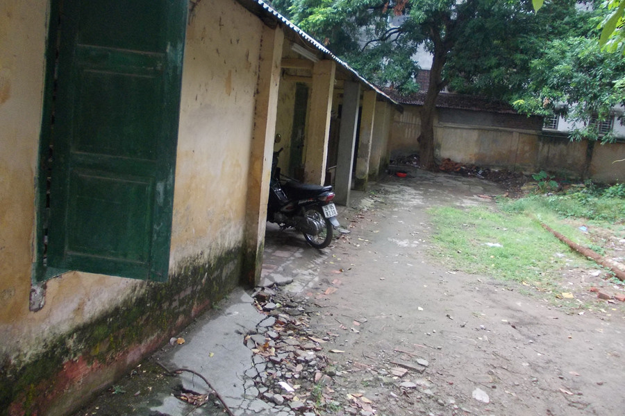 Hai dãy nhà cấp 4 lụp xụp gần nhà xác bệnh viện luôn tĩnh mịch, thâm u