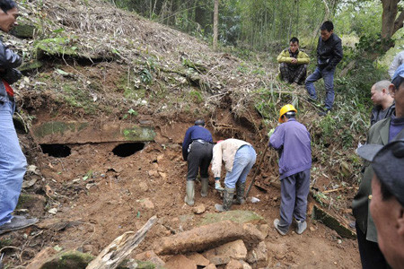 Ngôi mộ trước kia cũng bị cướp phá, nhưng đây là vụ cướp phá nghiêm trọng nhất. Ngôi mộ trước kia cũng bị cướp phá, nhưng đây là vụ cướp phá nghiêm trọng nhất