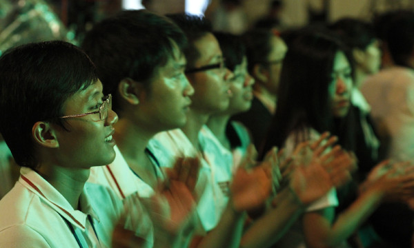 Các bạn thanh niên kiều bào sống trong không khí sục sôi của đêm nghệ thuật hướng về mảnh đất anh hùng – Đất Đỏ