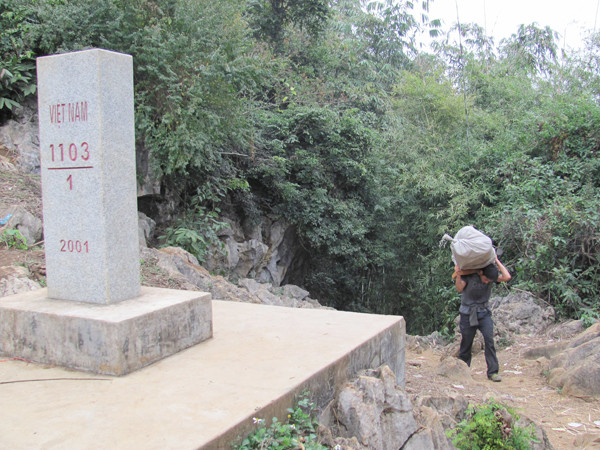 "Cửu vạn" vác hàng vượt biên Ảnh: Duy Chiến. "Cửu vạn" vác hàng vượt biên Ảnh: Duy Chiến.