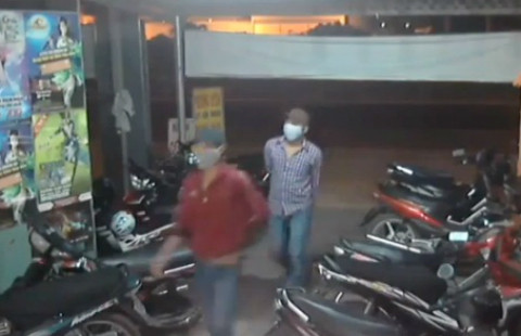 Hai tên cướp mang theo vũ khí đi vào tiệm internet. Hai tên cướp mang theo vũ khí đi vào tiệm internet