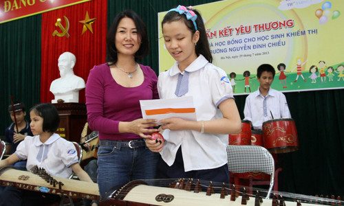 Báo Tiền Phong và các nhà tài trợ tặng học bổng học sinh tiêu biểu 30 triệu đồng