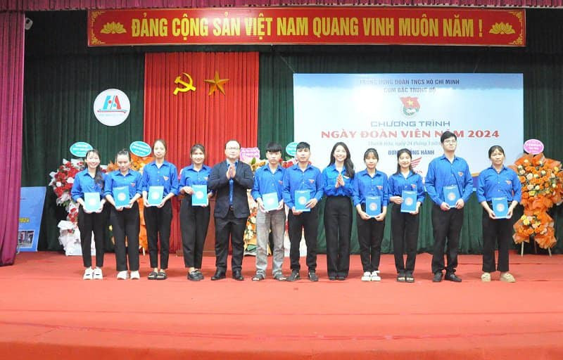 Đồng chí Cảnh Chí Quân - Ủy viên Ban Chấp hành, Phó Ban Thanh niên nông thôn Trung ương Đoàn và đại diện lãnh đạo Tỉnh Đoàn tặng quà cho thanh niên công nhân. Đồng chí Cảnh Chí Quân - Ủy viên Ban Chấp hành, Phó Ban Thanh niên nông thôn Trung ương Đoàn và đại diện lãnh đạo Tỉnh Đoàn tặng quà cho thanh niên công nhân.