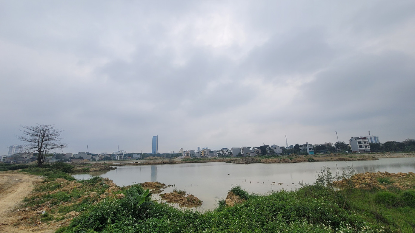 Hiện trường hồ nước, nơi xảy ra vụ việc hôm 27/3/2024.