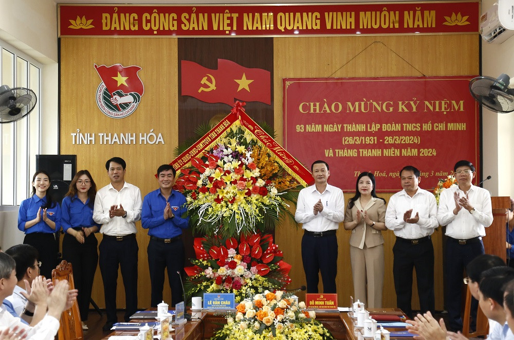 Nhân kỷ niệm ngày thành lập Đoàn, Chủ tịch UBND tỉnh Thanh Hóa Đỗ Minh Tuấn cùng đại diện lãnh đạo tỉnh tặng hoa chúc mừng Tỉnh Đoàn Thanh Hóa.