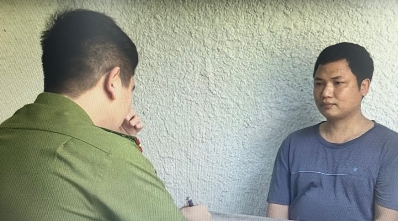 Cao Văn Tuấn tại cơ quan công an. Ảnh do Công an Thanh Hoá cung cấp.