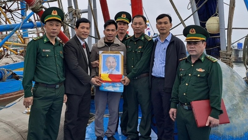 Ban Chỉ huy Biên phòng Cửa khẩu cảng Nghi Sơn và lãnh đạo địa phương trao ảnh Bác Hồ và tặng cờ Tổ quốc cho ngư dân trên tàu cá. Ban Chỉ huy Biên phòng Cửa khẩu cảng Nghi Sơn và lãnh đạo địa phương trao ảnh Bác Hồ và tặng cờ Tổ quốc cho ngư dân trên tàu cá.