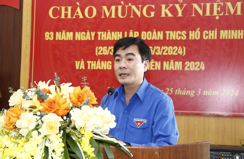 Anh Lê Văn Châu - Bí thư Tỉnh Đoàn Thanh Hóa báo cáo kết quả hoạt động của Đoàn tại buổi làm việc.