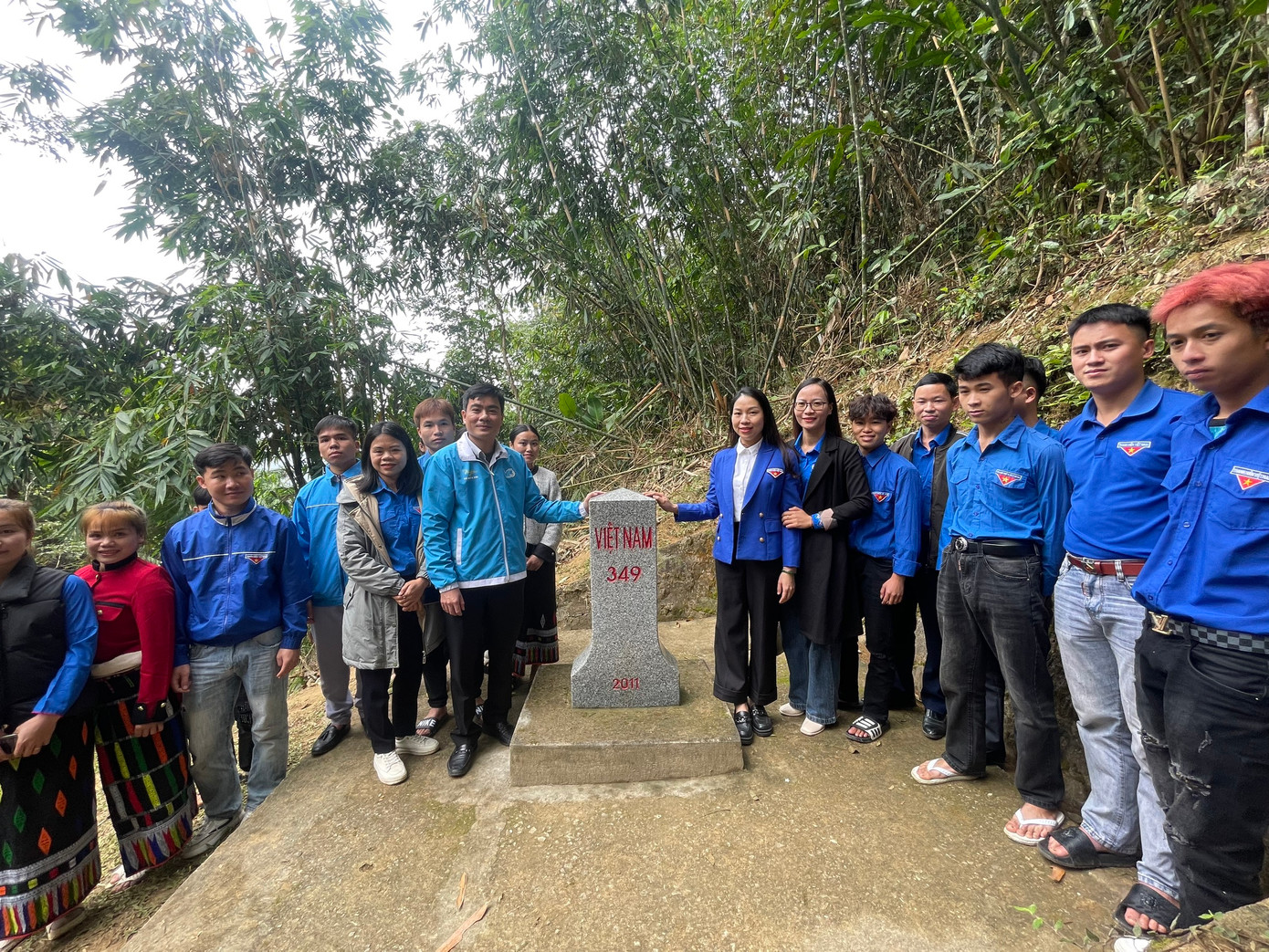 Bí thư Tỉnh Đoàn Thanh Hóa - anh Lê Văn Châu cùng đoàn viên thanh niên tự hào, trách nhiệm bên cột mốc 349 tại xã Yên Khương, huyện Lang Chánh. Bí thư Tỉnh Đoàn Thanh Hóa - anh Lê Văn Châu cùng đoàn viên thanh niên tự hào, trách nhiệm bên cột mốc 349 tại xã Yên Khương, huyện Lang Chánh.