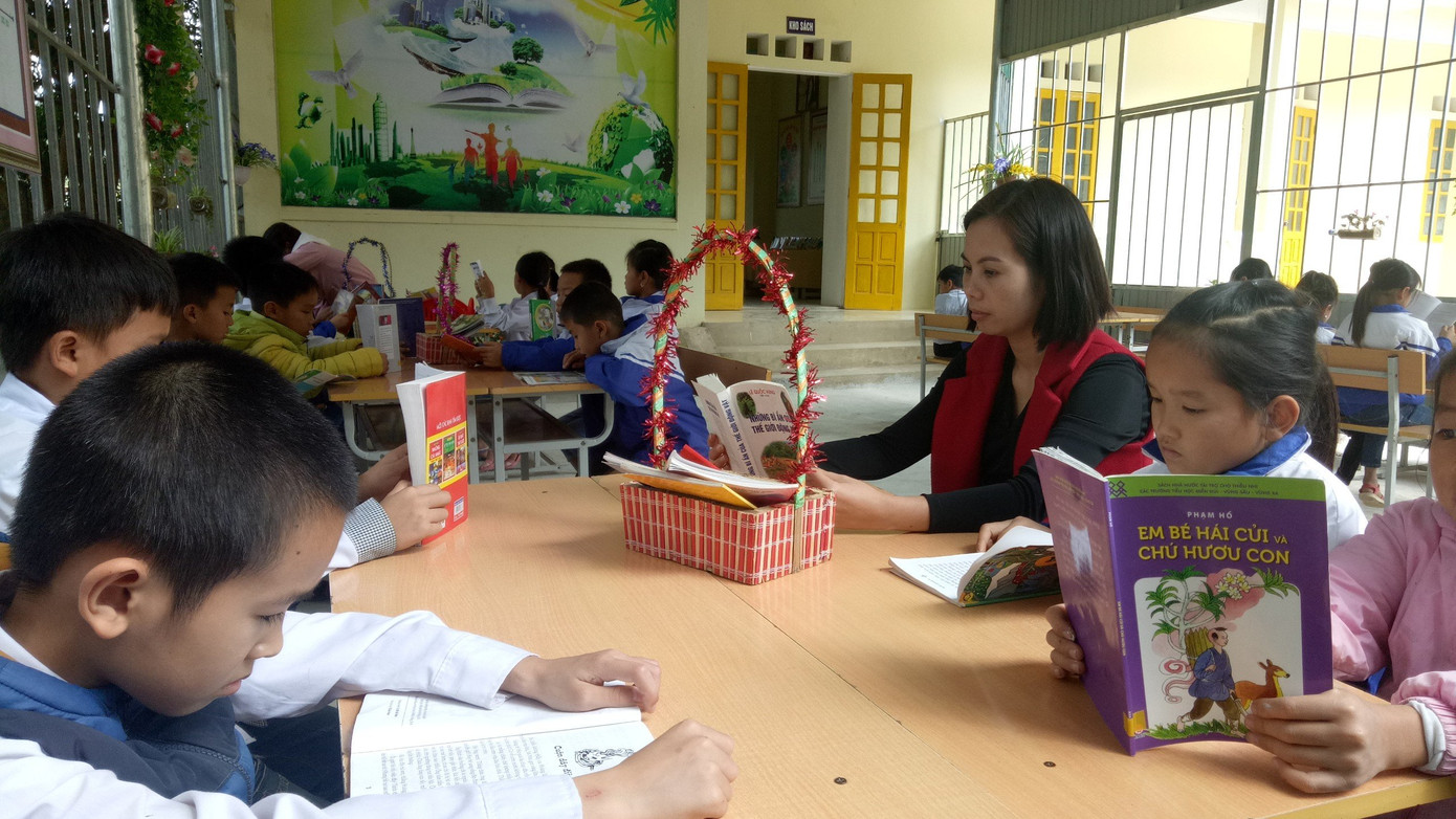 Giờ đọc sách của cô trò Trường tiểu học Sơn Hà, huyện Quan Sơn (Thanh Hoá).