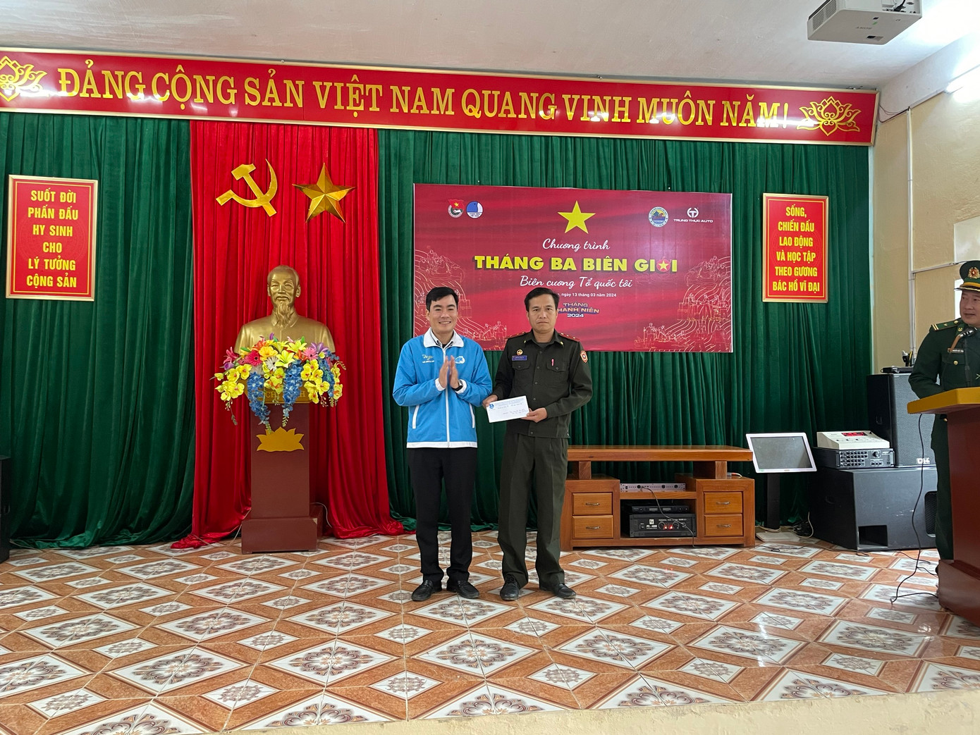 Trao tặng quà cho cán bộ chiến sỹ bảo vệ biên giới bản Cân, huyện Sầm Tớ, tỉnh Hủa Phăn (Lào). Trao tặng quà cho cán bộ chiến sỹ bảo vệ biên giới bản Cân, huyện Sầm Tớ, tỉnh Hủa Phăn (Lào).