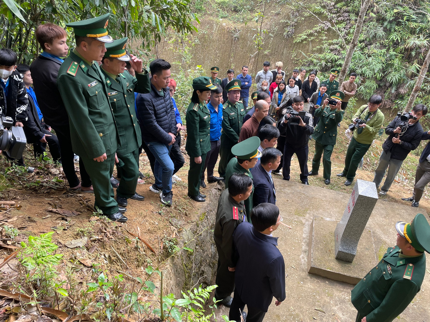 Đại biểu, chiến sỹ thực hiện nghi lễ chào cờ Tôi yêu Tổ quốc tôi tại cột mốc 349. Đại biểu, chiến sỹ thực hiện nghi lễ chào cờ Tôi yêu Tổ quốc tôi tại cột mốc 349.