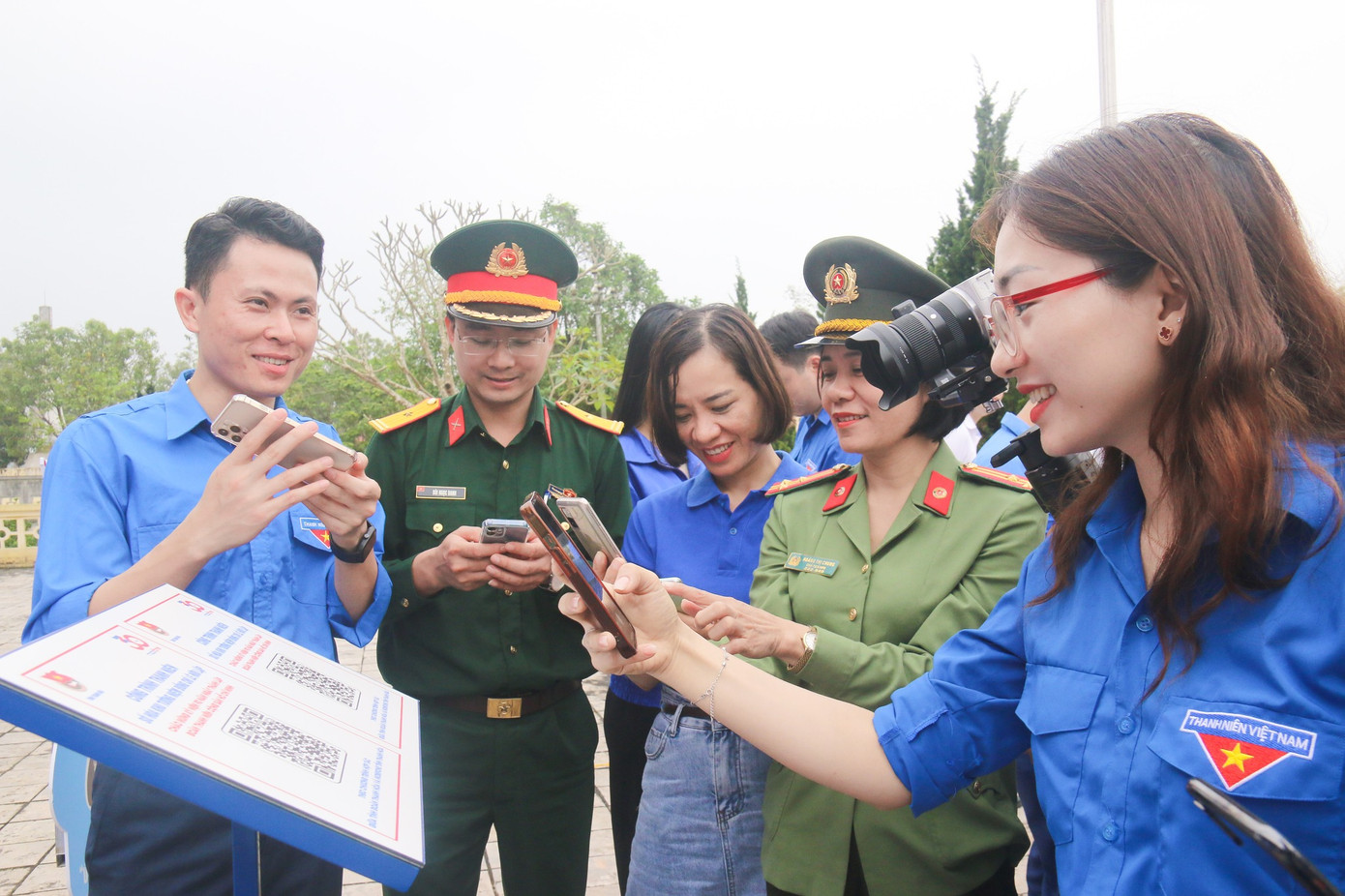 Các đại biểu và học sinh trải nghiệm ứng dụng số hoá tại sự kiện.