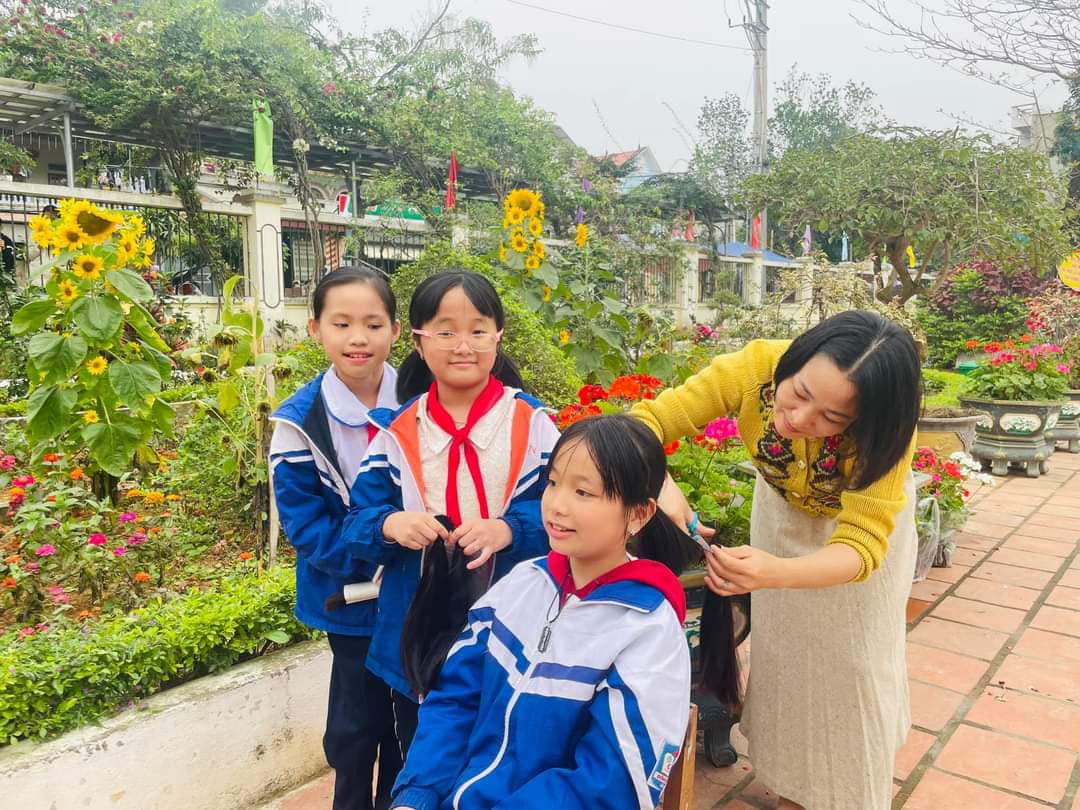 Học sinh, cô giáo và phụ huynh của Trường tiểu học Đông Sơn, thị xã Bỉm Sơn (Thanh Hoá) tự nguyện cắt tóc, tặng bệnh nhân ung thư.