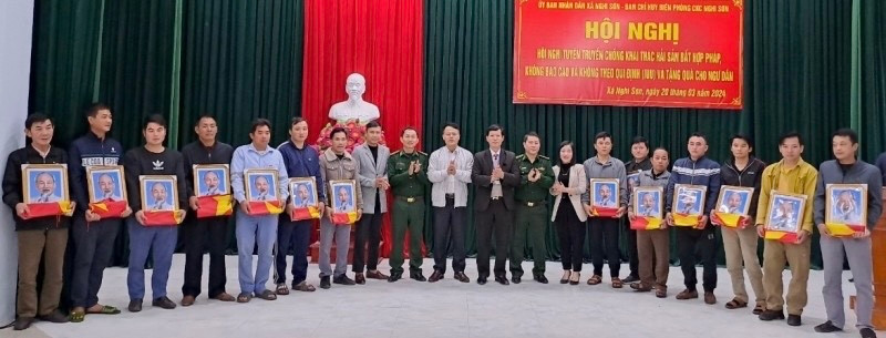 Ban Chỉ huy Biên phòng Cửa khẩu cảng Nghi Sơn trao ảnh Bác Hồ và cờ Tổ quốc tặng các ngư dân. Ban Chỉ huy Biên phòng Cửa khẩu cảng Nghi Sơn trao ảnh Bác Hồ và cờ Tổ quốc tặng các ngư dân.