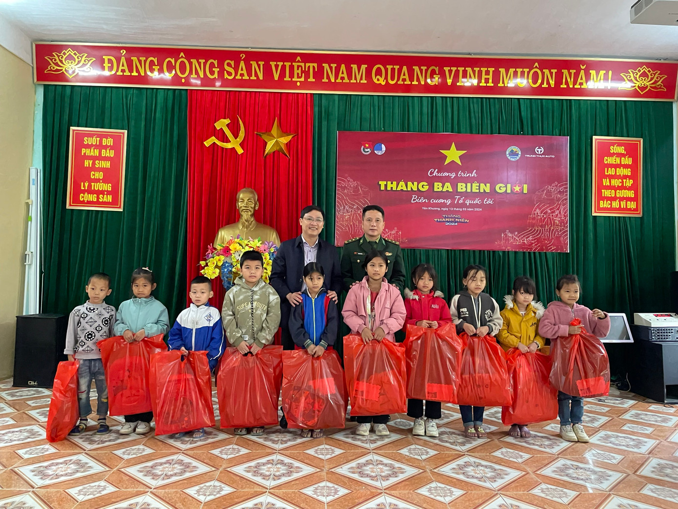 Nhiều hoạt động trao tặng quà, hỗ trợ quà cho học sinh, người dân tại xã Yên Khương, huyện Lang Chánh. Nhiều hoạt động trao tặng quà, hỗ trợ quà cho học sinh, người dân tại xã Yên Khương, huyện Lang Chánh.