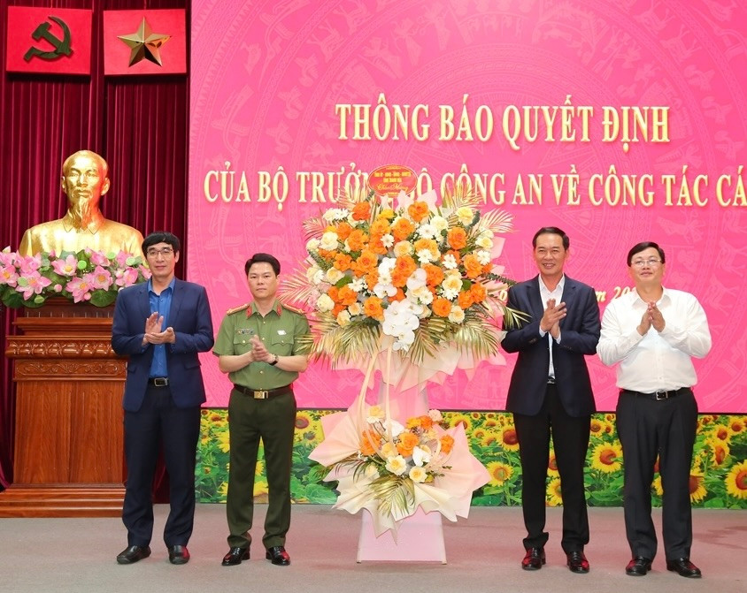 Đồng chí Trịnh Tuấn Sinh, Phó Bí thư Tỉnh ủy cùng các đồng chí lãnh đạo tỉnh Thanh Hoá tặng hoa chúc mừng đại tá Nguyễn Hữu Mạnh.
