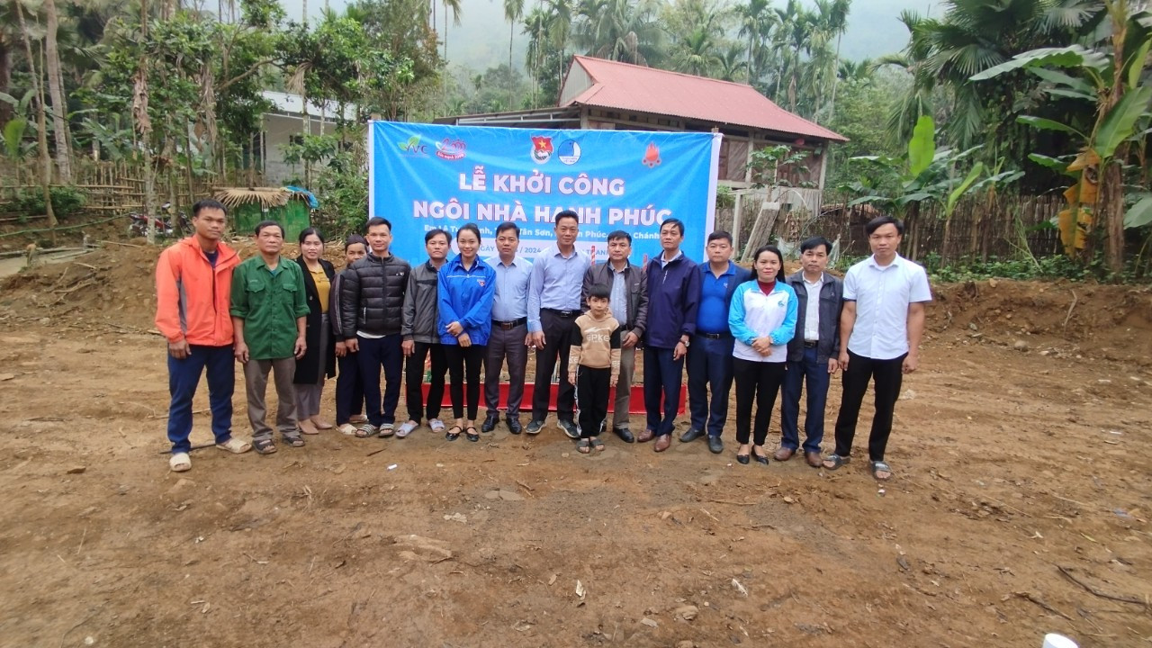 Khởi công 2 ngôi nhà hạnh phúc cho học sinh Hà Thuý Vy và Lê Tuấn Anh tại xã Tân Phúc, huyện Lang Chánh, trị giá 80 triệu đồng/nhà. Khởi công 2 ngôi nhà hạnh phúc cho học sinh Hà Thuý Vy và Lê Tuấn Anh tại xã Tân Phúc, huyện Lang Chánh, trị giá 80 triệu đồng/nhà.