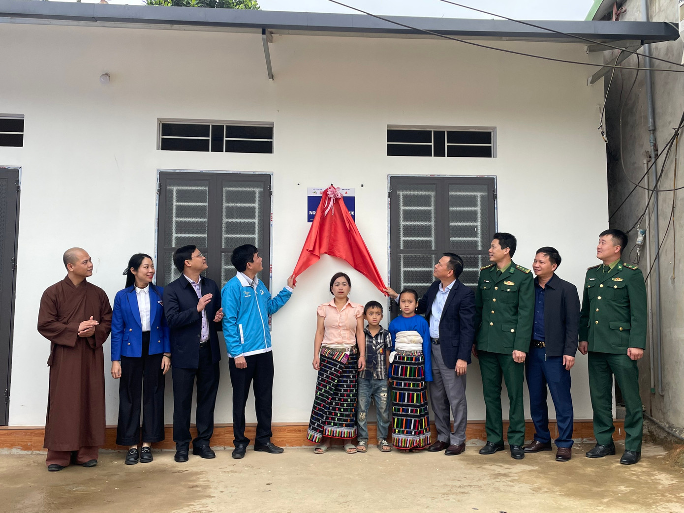 Các đại biểu thực hiện bàn giao ngôi nhà hạnh phúc cho em Lò Thị Trang, xã Yên Thắng. Các đại biểu thực hiện bàn giao ngôi nhà hạnh phúc cho em Lò Thị Trang, xã Yên Thắng.