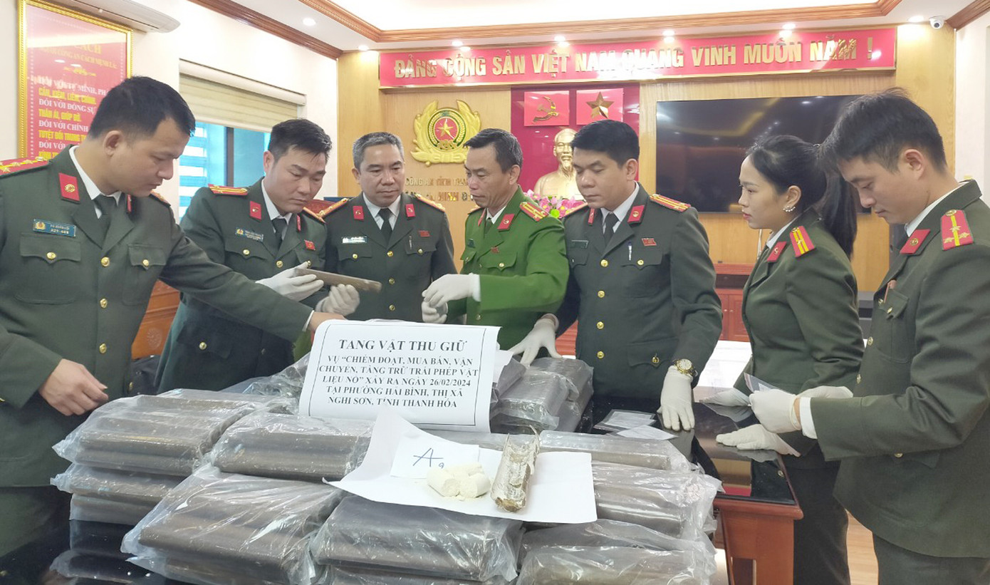 Cơ quan chức năng kiểm tra tang vật vụ án. Cơ quan chức năng kiểm tra tang vật vụ án.