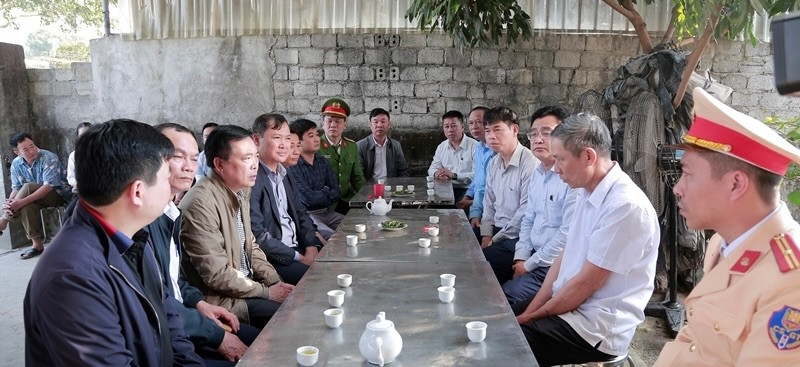 Lực lượng chức năng thăm hỏi, động viên gia đình có nạn nhân tử vong