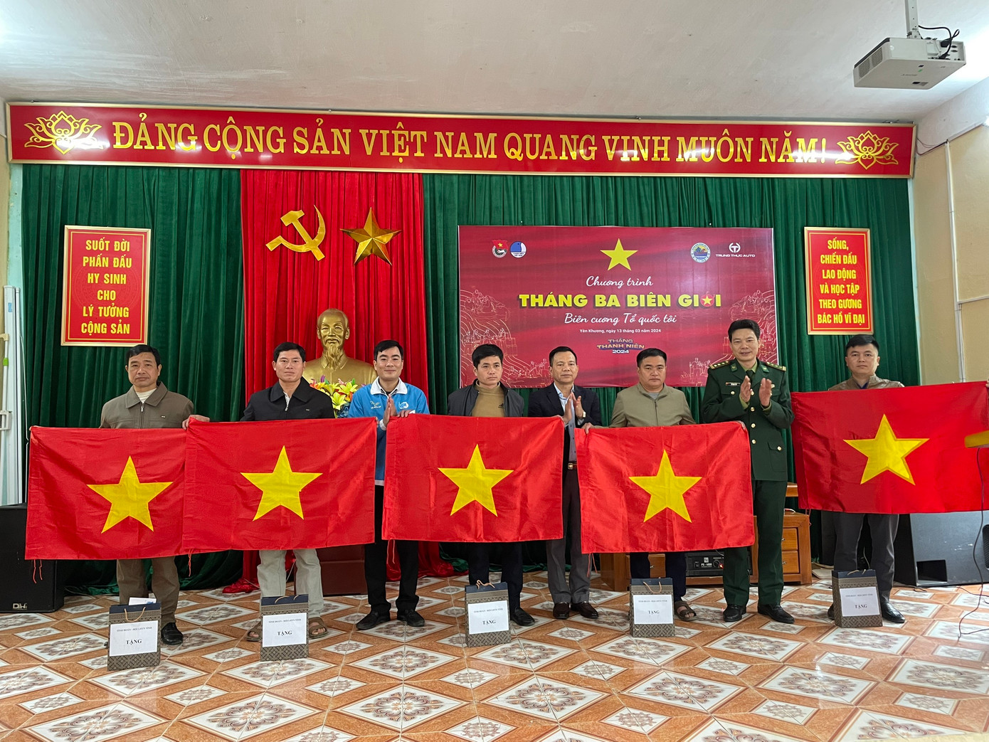 Trao tặng cờ cho người dân bảo vệ đường biên, cột mốc Trao tặng cờ cho người dân bảo vệ đường biên, cột mốc