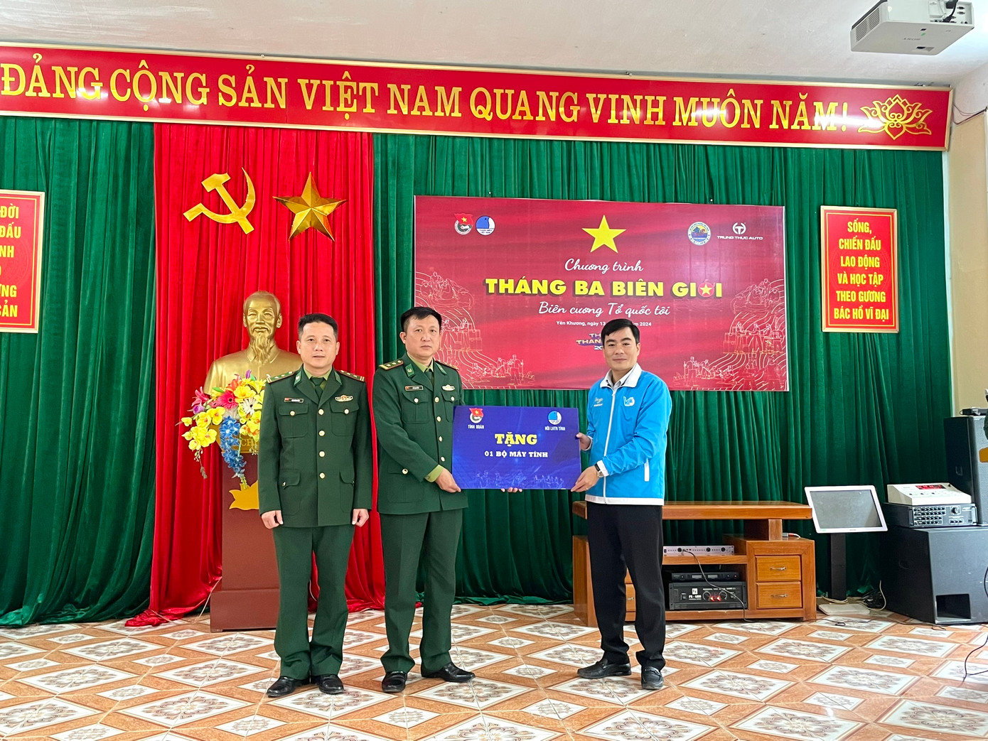 Chương trình tặng máy tính cho Đồn Biên phòng Yên Khương. Chương trình tặng máy tính cho Đồn Biên phòng Yên Khương.