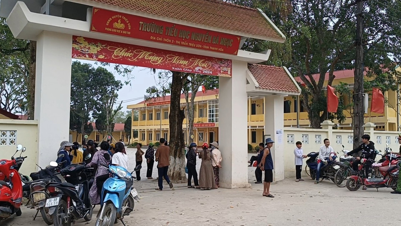 Phụ huynh học sinh tập trung phản đối việc chuyển trường.